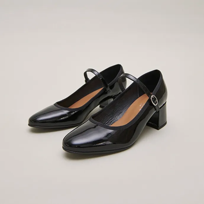 Heeled slippers in black patent leather