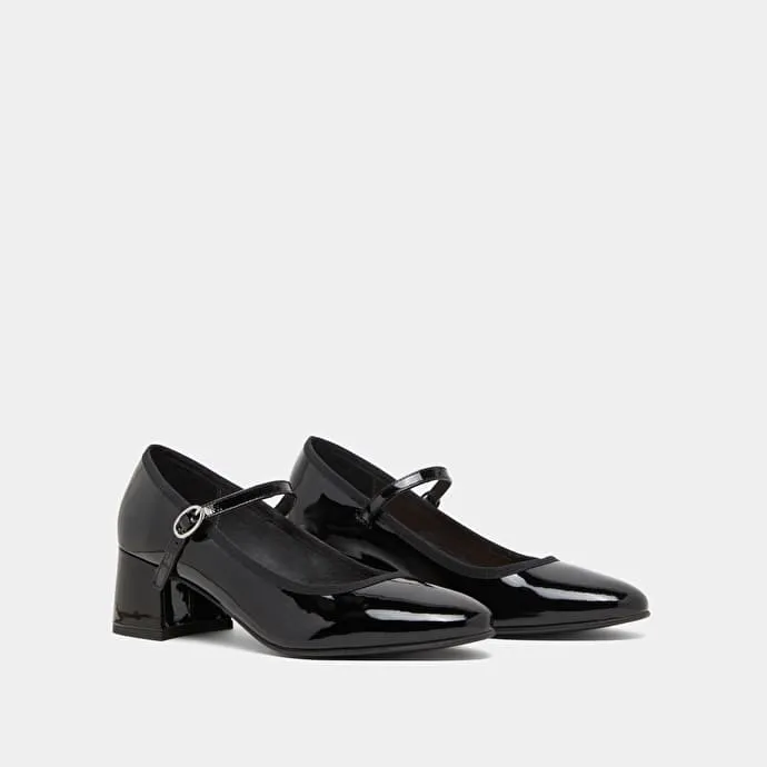 Heeled slippers in black patent leather