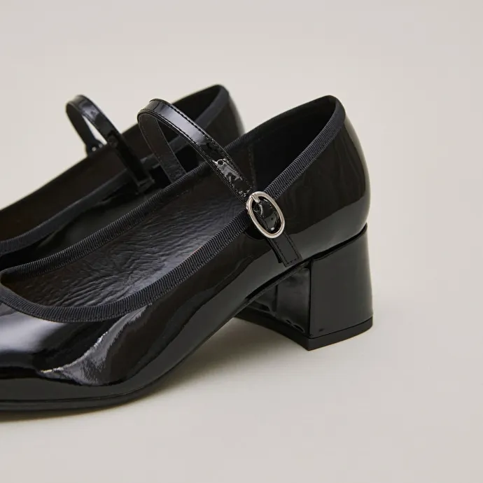 Heeled slippers in black patent leather