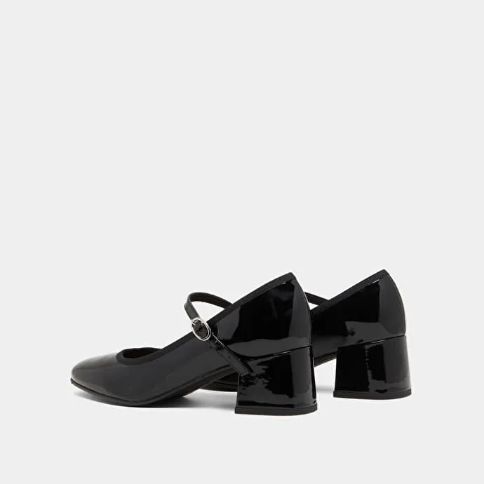 Heeled slippers in black patent leather