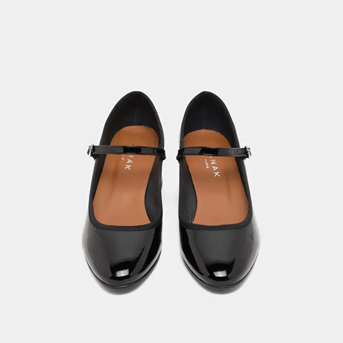 Heeled slippers in black patent leather