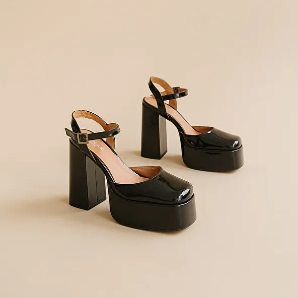 Platform slippers with straps in black patent