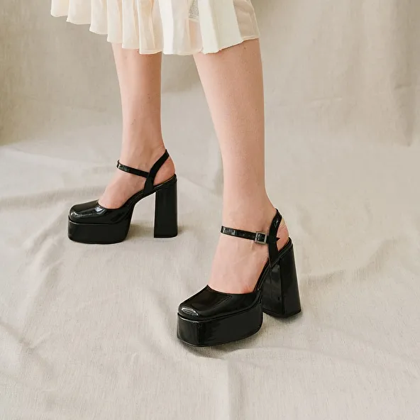 Platform slippers with straps in black patent