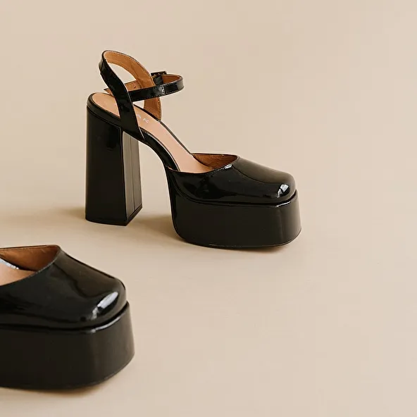 Platform slippers with straps in black patent