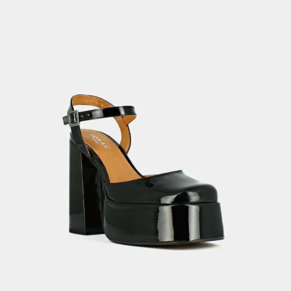 Platform slippers with straps in black patent