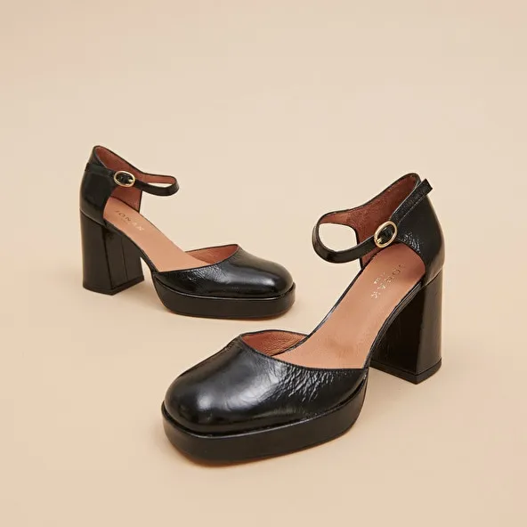 Square toe slippers with strap in black shiny leather