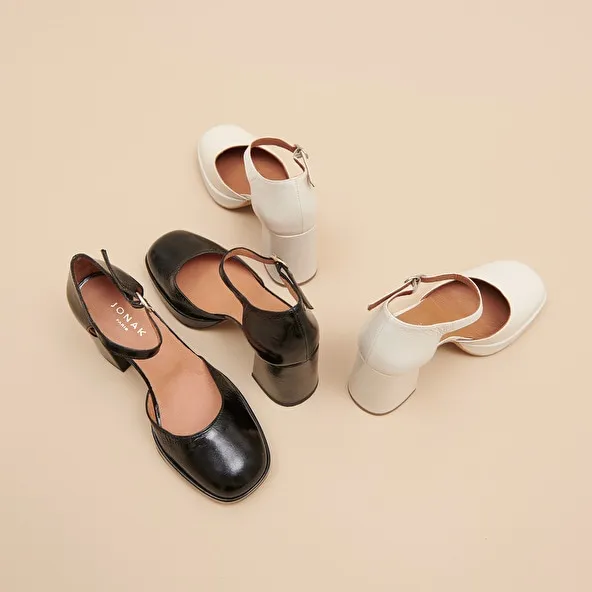 Square toe slippers with strap in ecru shiny leather